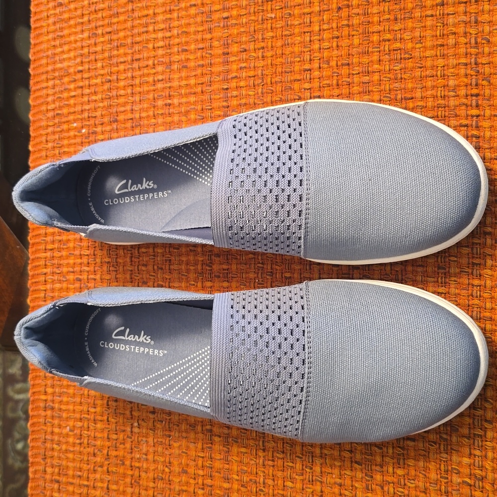 CLARKS BRAND WOMENS LIGHT BLUE "BREEZE VIBE" CLOUDSTEPPERS" SLIPON SHOES SIZE 10